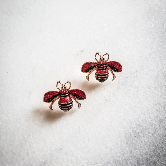 Designer inspired bee stud earrings - Picture 4 of 4